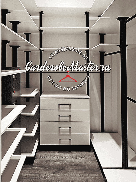 Компактная гардеробная Компактная гардеробная система с металлическими опорами и полками. Гардеробная комната для квартиры с акцентом на функциональность.