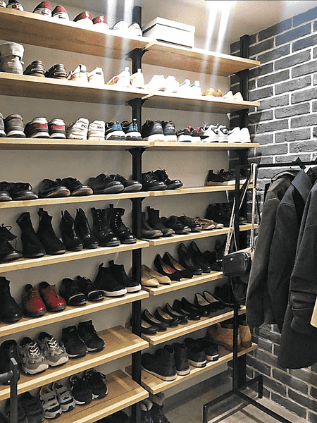 Гардеробная система Гардеробная система с открытыми обувными полками и металлическим каркасом. Рациональная организация хранения обуви и верхней одежды.