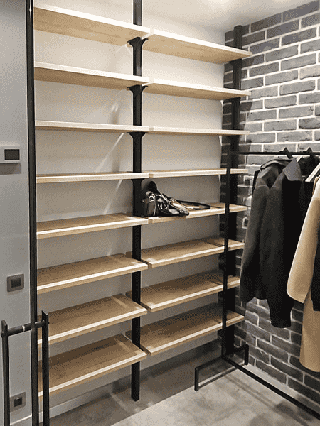 Открытая гардеробная Открытая гардеробная система с полками и штангами вдоль стены. Гардеробная комната в современном индустриальном стиле.