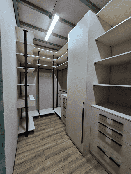 Гардеробная система Гардеробная система с выдвижными ящиками и открытыми полками для аккуратного хранения. Гардеробная комната на заказ с функциональной системой хранения.