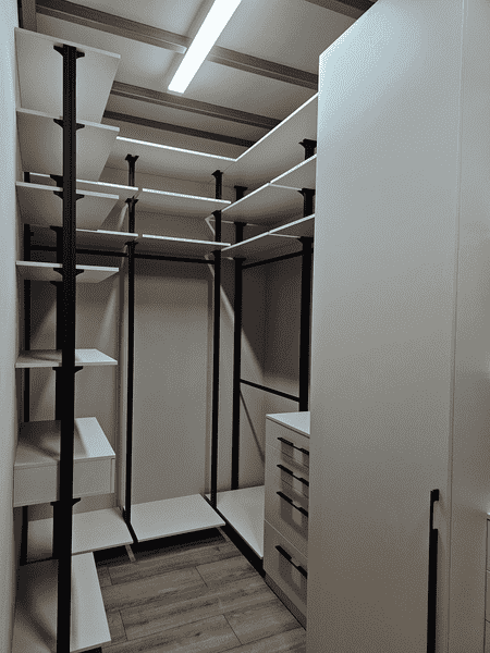 Гардеробная система Гардеробная система с центральным комодом и равномерным распределением полок. Современные гардеробные системы для дома, оптимизация пространства.