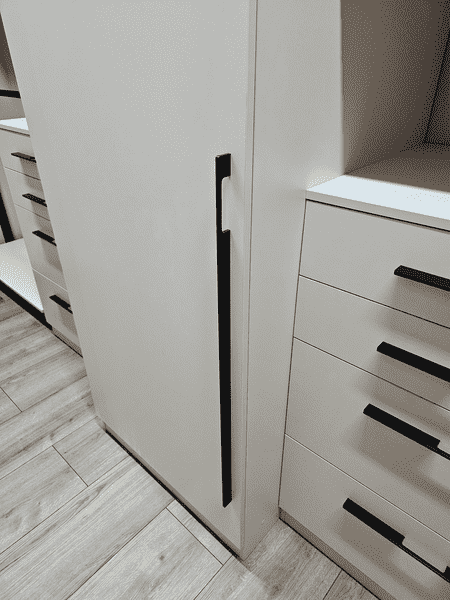 Минималистичная гардеробная Минималистичная гардеробная система с белыми модулями и чёрным каркасом. Гардеробная на заказ, универсальное решение для хранения одежды.