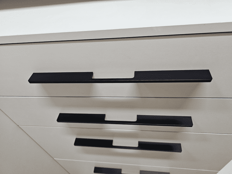 Гардеробная система Гардеробная система с распашным шкафом и выдвижными ящиками. Гардеробная комната с индивидуальной планировкой и системой хранения.