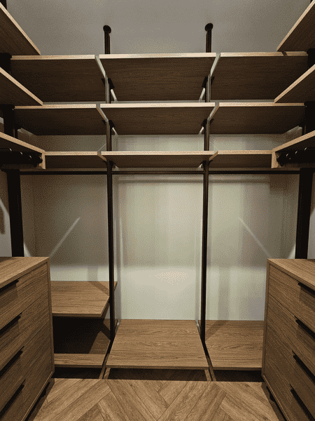 Угловая гардеробная Угловая гардеробная система с выдвижными модулями