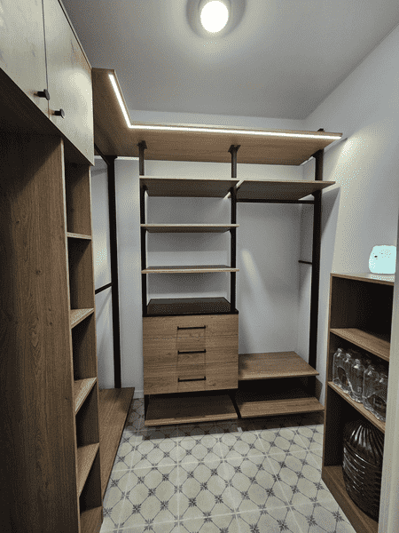 Гардеробная система Гардеробная система с открытыми полками и выдвижными ящиками для хранения одежды и аксессуаров. Металлический каркас и ЛДСП обеспечивают надёжность и удобную организацию пространства.