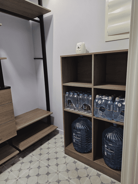 Открытая гардеробная Открытая гардеробная система в современном стиле для квартиры или дома. Регулируемые полки и секции позволяют адаптировать хранение под индивидуальные задачи.