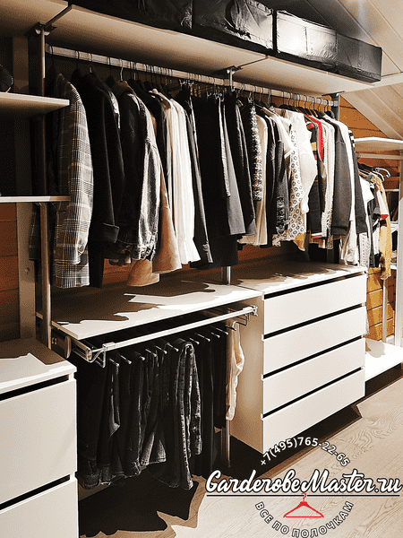 Гардеробная система Гардеробная система с штангами для одежды, комодами и многоуровневыми полками для хранения повседневных и сезонных вещей