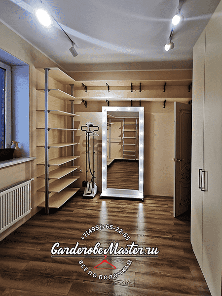 Гардеробная комната Гардеробная комната с зеркалом и продуманной системой хранения для одежды и обуви. Решение экономит место и создаёт удобный доступ ко всем вещам.