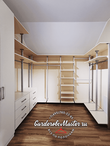 Гардеробная система Гардеробная система с металлическими стойками и корпусными элементами на заказ. Обеспечивает прочность конструкции и гибкость планировки.