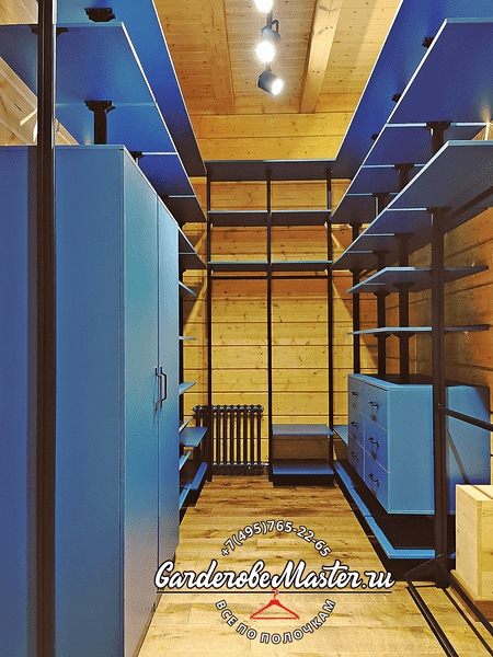 Гардеробная комната Гардеробная комната в деревянной отделке с открытыми полками и ящиками. Идеальна для хранения одежды, текстиля и сезонных вещей.