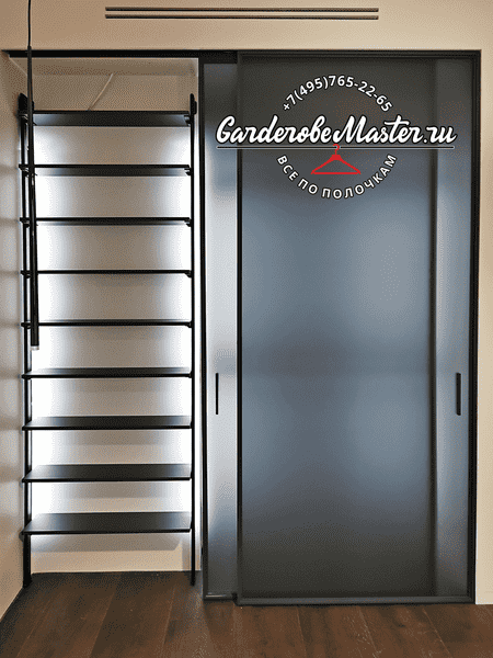 Раздвижные двери Раздвижные двери для гардеробной с матовыми стеклянными фасадами и алюминиевым профилем, скрывающие внутреннюю систему хранения