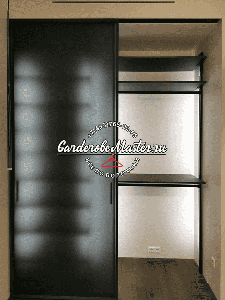 Раздвижные двери Раздвижные двери гардеробной с комбинированным заполнением и интегрированной подсветкой внутреннего пространства