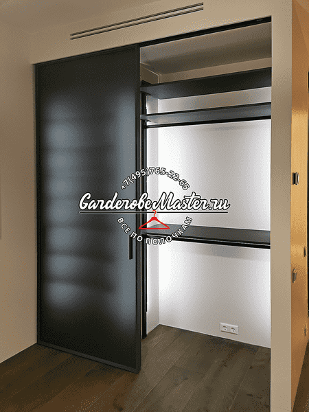 Раздвижные двери Раздвижные двери для гардеробной с матовым стеклом и алюминиевым профилем, внутренняя система хранения с полками и штангой для одежды, встроенная подсветка зоны хранения