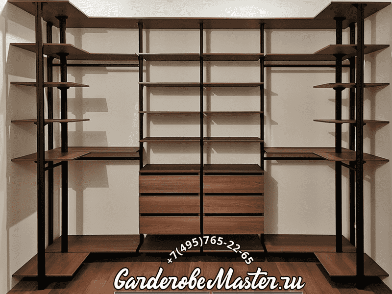 Просторная гардеробная Просторная гардеробная система с симметричной планировкой и выдвижными ящиками. Решение для удобного и визуально аккуратного хранения вещей.