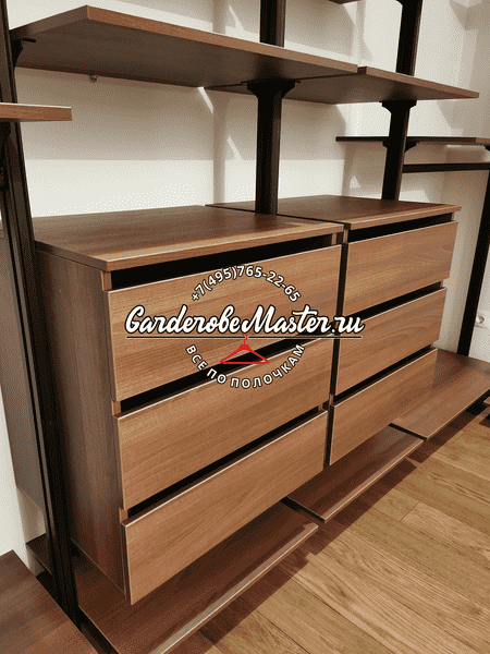 Современная гардеробная Современная гардеробная система с открытыми полками и комодами для удобного хранения вещей. Гардеробная комната выполнена на заказ с акцентом на функциональность.