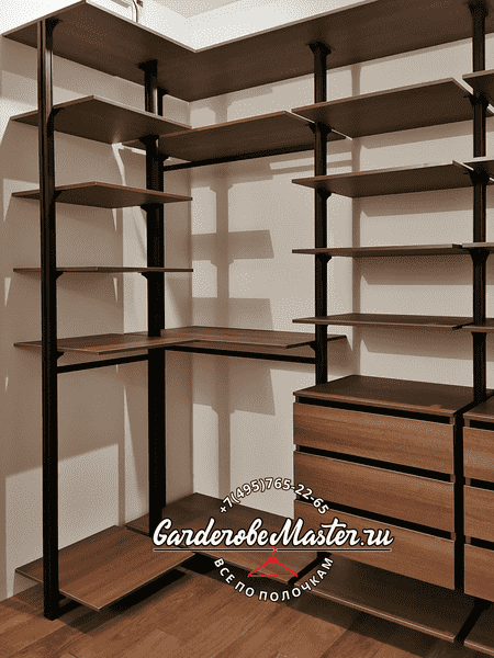 Открытая гардеробная Открытая гардеробная система с полками и штангами для одежды повседневного использования. Гардеробная комната с рациональным использованием пространства.