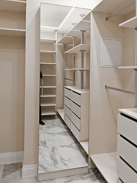 Гардеробная система Гардеробная система с прочным каркасом и деревянными элементами для хранения вещей. Гардеробная комната на заказ для упорядоченного пространства.