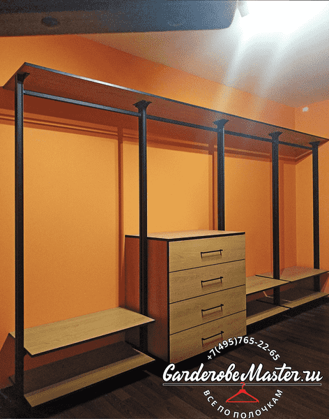 Гардеробная система Гардеробная система с открытыми полками и комодом для повседневного хранения. Гардеробная комната на заказ с продуманной компоновкой модулей.