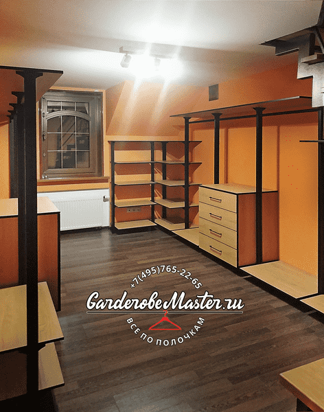 Гардеробная система Гардеробная система с металлическим каркасом и подсветкой, продуманная планировка для хранения одежды и обуви. Гардеробная на заказ с полками, ящиками и штангами для удобной организации пространства.