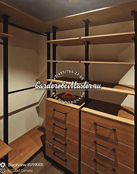 Узкая гардеробная Узкая гардеробная комната с гардеробной системой на металлических стойках и встроенной LED-подсветкой. Рациональное хранение одежды в квартире с индивидуальным проектом.