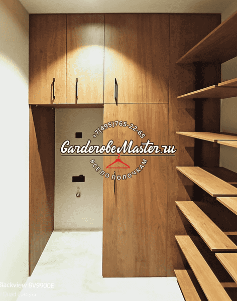 Функциональная гардеробная Функциональная гардеробная система с выдвижными ящиками и полками из ЛДСП под дерево. Гардеробная на заказ для аккуратного хранения вещей и аксессуаров.