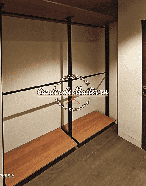 Гардеробная система Гардеробная система с нижними модулями и штангами для одежды, оптимальная планировка под размеры помещения. Практичное решение для хранения одежды на заказ.