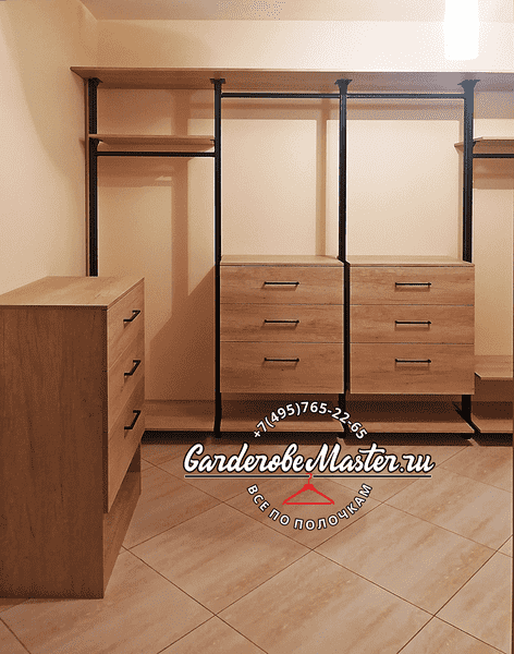 Компактная гардеробная Компактная гардеробная в квартире с подсветкой, полками и выдвижными ящиками. Гардеробная система купить для удобного и наглядного хранения.