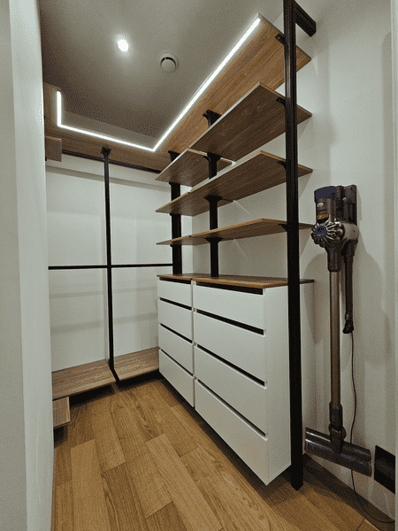 Гардеробная система Гардеробная система с металлическими стойками, полками и ящиками белого цвета. Современная гардеробная комната с продуманной эргономикой.