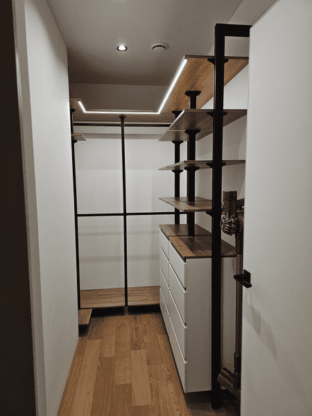 Гардеробная Гардеробная на заказ с сочетанием открытых полок и закрытых модулей, встроенная подсветка по периметру. Удобная система хранения для одежды и обуви.