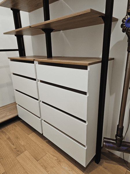 Гардеробная система Гардеробная система в нише с выдвижными ящиками и полками, оптимизированная под небольшое пространство. Практичное решение для гардеробной в квартире.