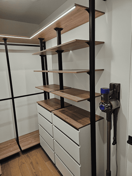 Современная гардеробная Современная гардеробная комната с модульной системой хранения и деревянными полками. Индивидуальный проект гардеробной системы для дома.