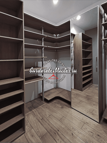 Гардеробная система Гардеробная система с зеркальной перегородкой, угловой планировкой и полками для хранения одежды и обуви