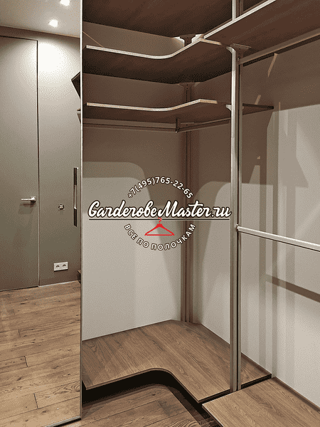 Угловая гардеробная Угловая гардеробная комната с металлическим каркасом, штангами для одежды и полками под хранение