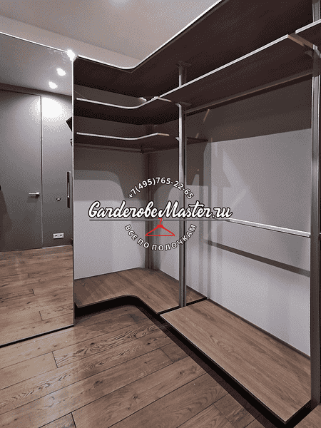 Открытая гардеробная Открытая гардеробная комната с угловыми полками, штангами и системой хранения для одежды