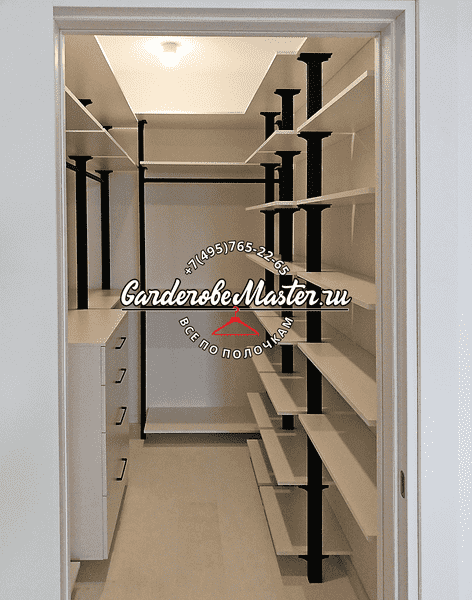 Гардеробная комната Гардеробная комната в нише с металлическими стойками, полками и выдвижными ящиками
