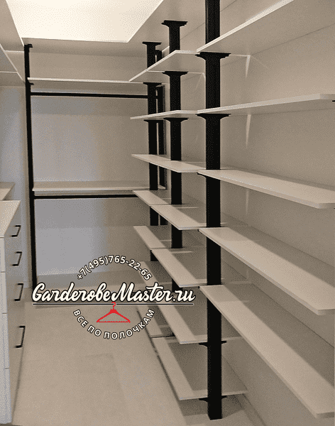 Гардеробная комната Гардеробная комната с открытыми полками и штангами для повседневного хранения вещей