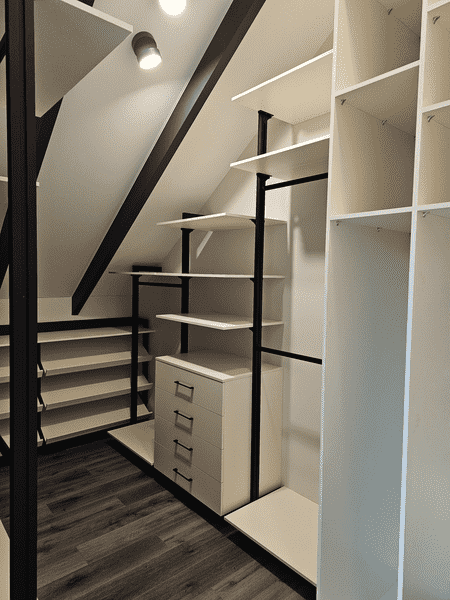Гардеробная система Гардеробная система для мансарды с адаптацией под скат крыши и модульным хранением