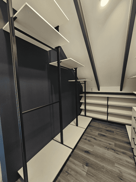 Современная гардеробная Современная гардеробная комната с черными стойками и белыми полками. Гардеробная система на заказ с акцентом на минимализм и эргономику.