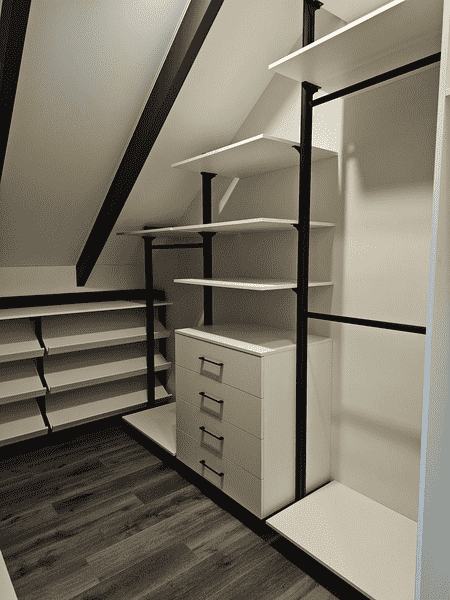 Гардеробная система Гардеробная система с выдвижными ящиками и открытыми полками. Функциональное хранение вещей в гардеробной комнате.