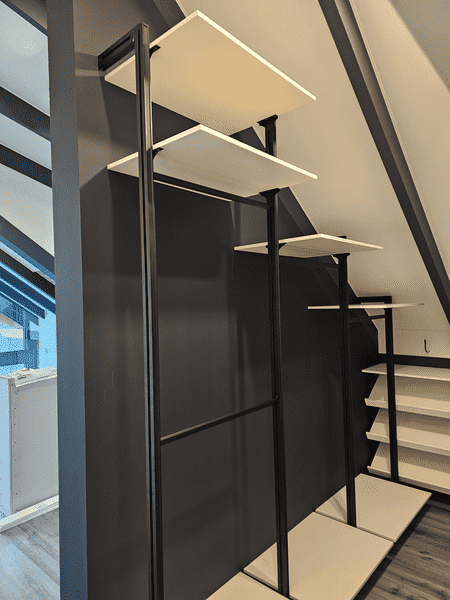 Открытая гардеробная Открытая гардеробная система в мансардном помещении. Гардеробная на заказ с учетом наклонных стен и освещения.