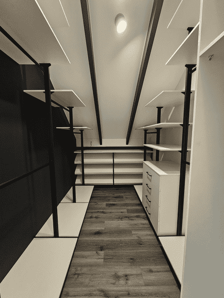 Гардеробная система Гардеробная система с центральным проходом и полками по периметру. Удобная планировка гардеробной комнаты для квартиры.