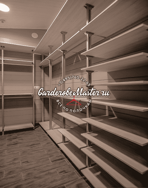 Гардеробная система Гардеробная система с открытыми секциями и вместительными полками. Гардеробная комната на заказ для аккуратного хранения.