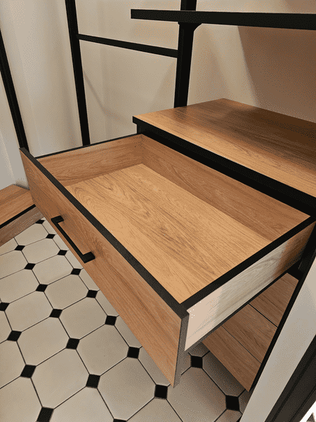 Выдвижной ящик Выдвижной ящик в гардеробной системе из натуральных материалов. Продуманная эргономика и удобство использования гардеробной.