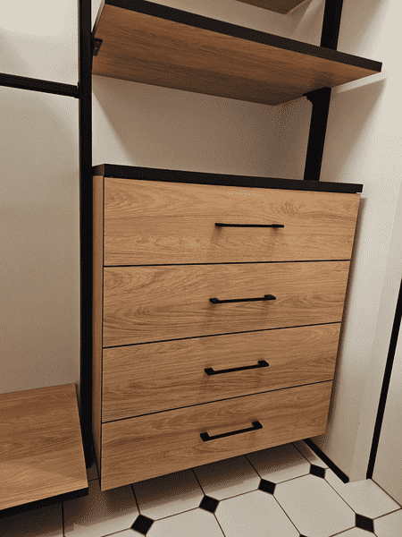 Гардеробная система Гардеробная система в современном стиле с металлическим каркасом и полками под потолок. Рациональная планировка гардеробной комнаты для хранения одежды и обуви.