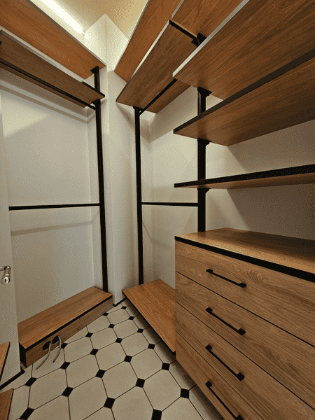 Гардеробная комната Гардеробная комната с модульными полками и открытой системой хранения. Удобное размещение вещей в гардеробной системе с акцентом на эргономику.