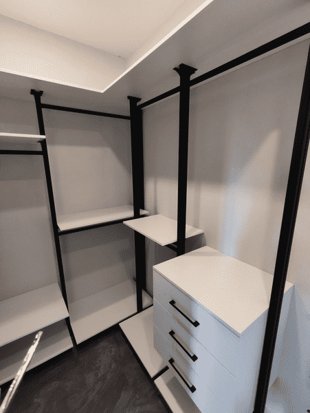 Гардеробная комната Гардеробная комната с акцентом на хранение обуви и аксессуаров. Практичная система хранения для гардеробной с вертикальной компоновкой.