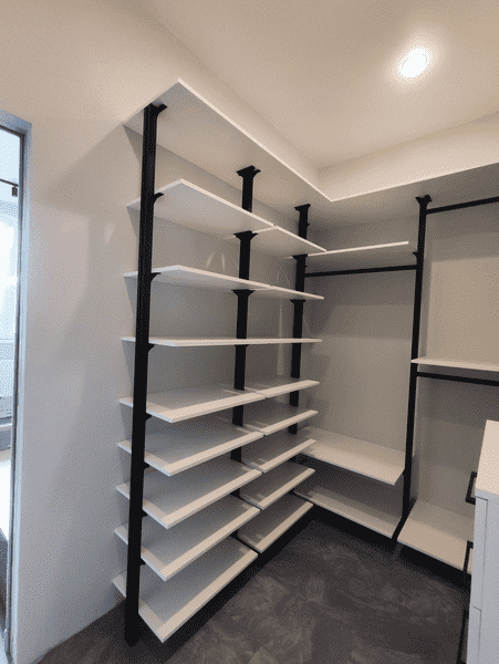 Современная гардеробная Современная гардеробная система с выдвижными ящиками и открытыми полками. Эргономичное решение для организации гардеробной комнаты.