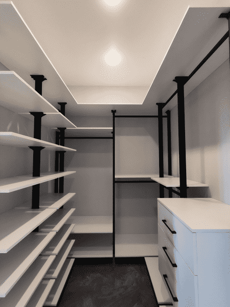 Гардеробная система Гардеробная система в квартире с оптимальной планировкой и удобным доступом. Функциональный дизайн гардеробной комнаты для комфортного хранения.