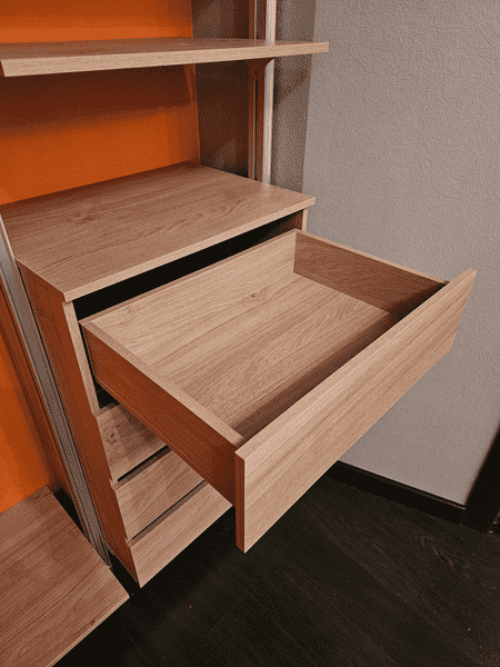 Ящик полного Ящик полного выдвижения в гардеробной системе с надежной фурнитурой. Функциональное хранение одежды и аксессуаров в гардеробной.