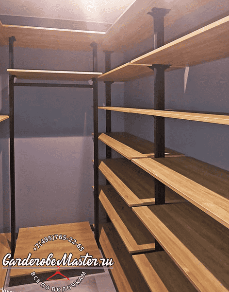 Полки разной Полки разной глубины в металлической гардеробной системе. Гибкое хранение обуви и вещей в гардеробной комнате.